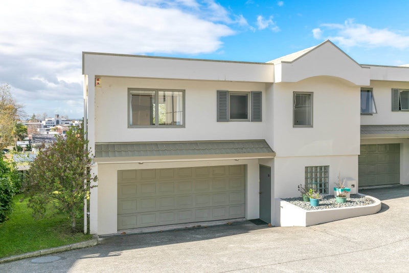 11 Ruakiwi Road, Hamilton Lake, Hamilton - Carousel 1