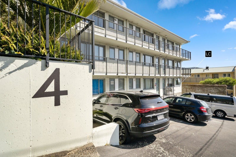 3/4 Derby Street, Mount Victoria, Wellington - Carousel 11