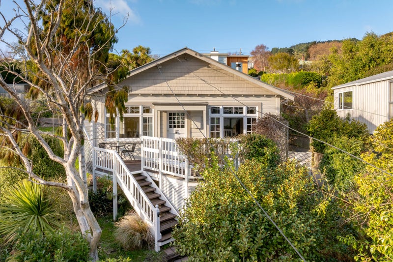 27 Marine Parade, Macandrew Bay, Dunedin - Carousel 1