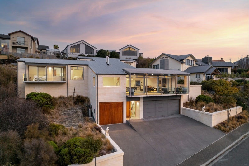 4 Elizabeth Place, Kelvin Heights, Queenstown - Carousel 1