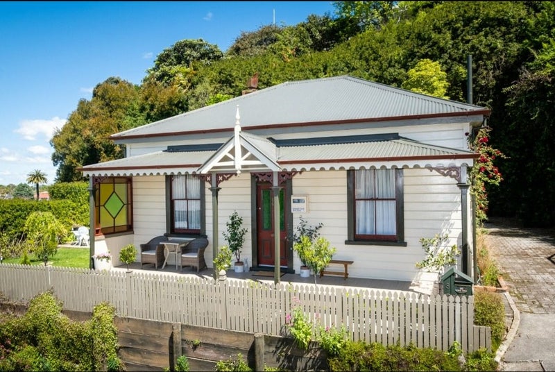 8 Paradise Road, Napier South, Napier - Carousel 1