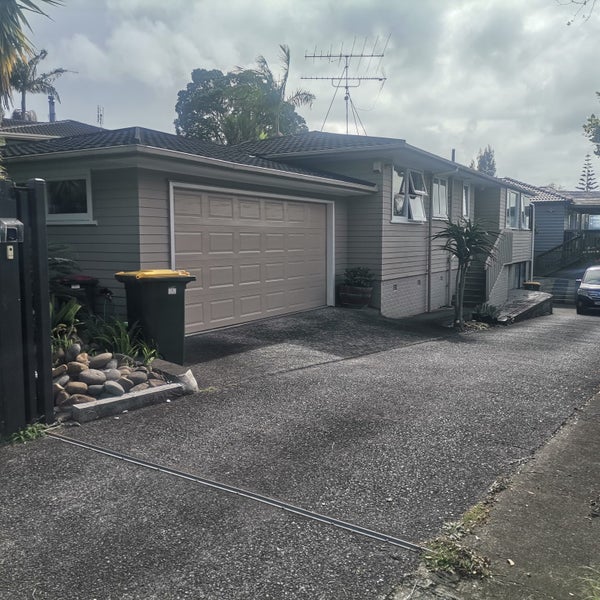 8 Advene Road, Cockle Bay, Auckland - Carousel 1