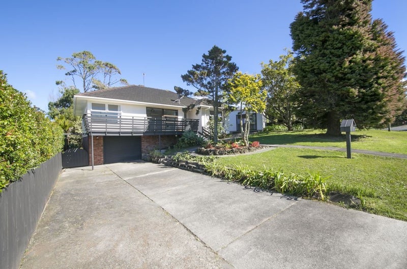 7 La Rosa Street, Green Bay, Auckland - Carousel 1