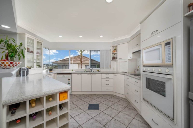 116 Simmental Crescent, Somerville, Manukau - Carousel 11