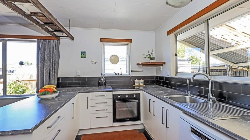 9A Wordsworth Crescent, Maraenui, Napier - Carousel 1