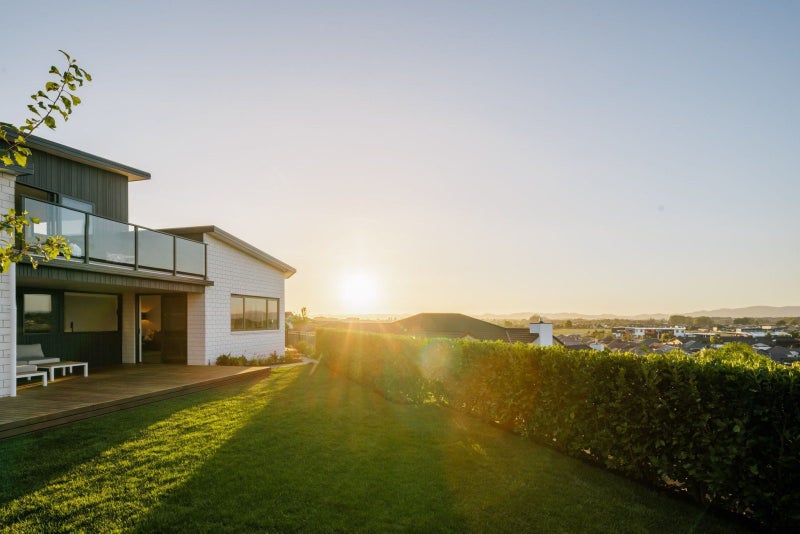 16 Rose Berry Crescent, Flagstaff, Hamilton - Carousel 1