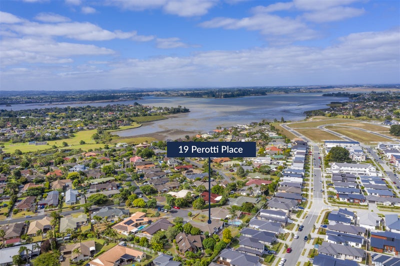 19 Perotti Place, Conifer Grove, Takanini - Carousel 19