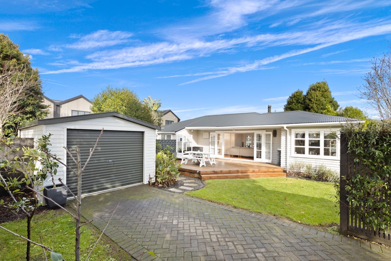 1A Rixon Place, Te Atatu Peninsula, Auckland - Carousel 1