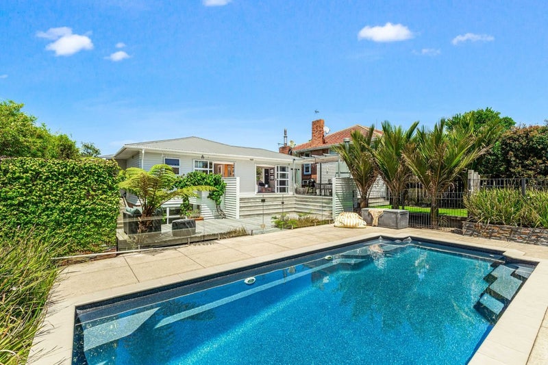 23 Gloria Avenue, Te Atatu Peninsula, Auckland - Carousel 14