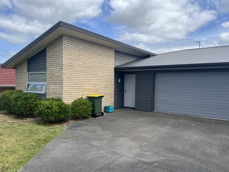 11 Raddington Way, Huntington, Hamilton - Carousel 1