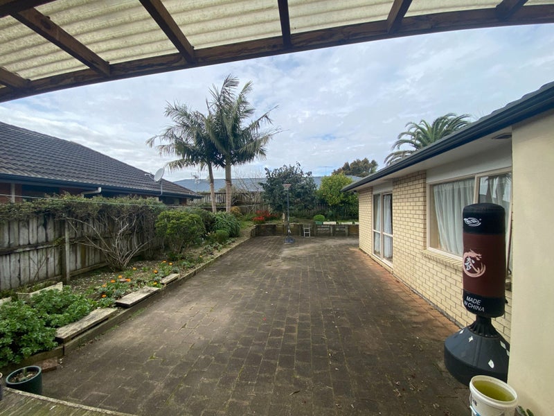 13 Donegal Park Drive, Flat Bush, Auckland - Carousel 11