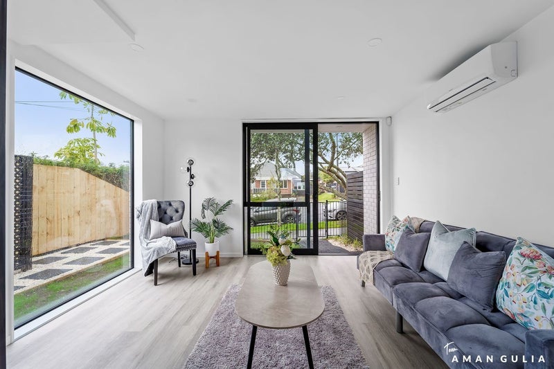 50E Mountain View Road, Morningside, Auckland - Carousel 2