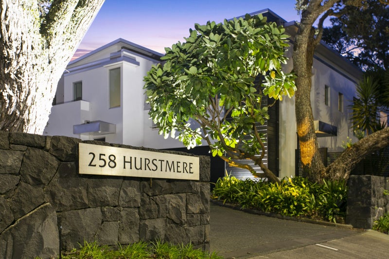 8/258 Hurstmere Road, Takapuna, Auckland - Carousel 31
