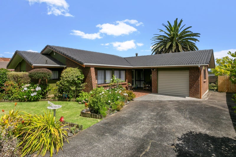 45 Dalwhinnie Parade, Highland Park, Auckland - Carousel 1