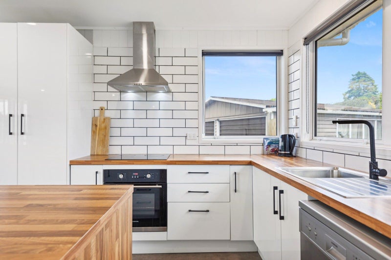 7 Sunset Drive, Te Puke - Carousel 1