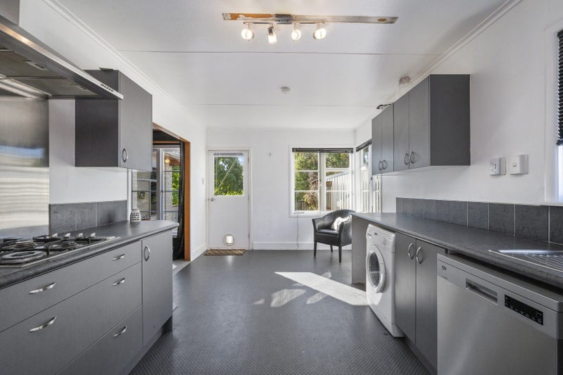 8 Hillview Crescent, Paparangi, Wellington - Carousel 2