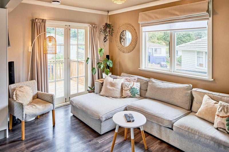 15 Penguin Grove, Waitangirua, Porirua - Carousel 2