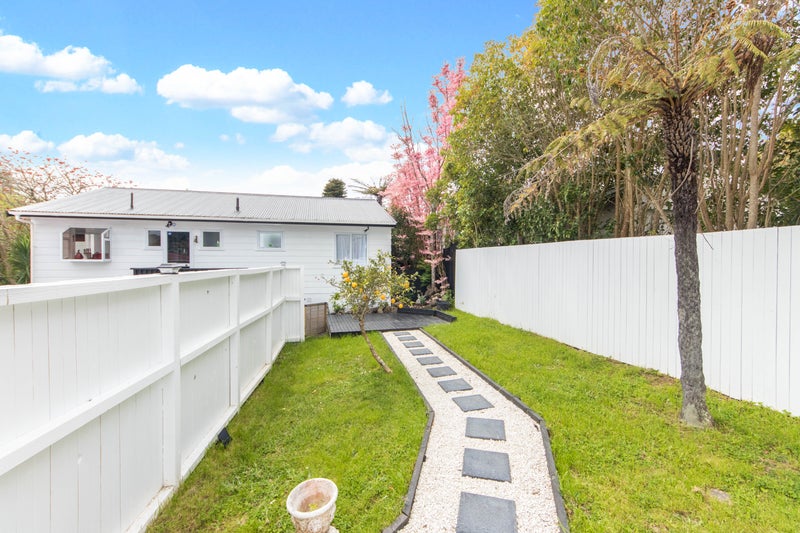 1/16 Parrs Cross Road, Henderson, Auckland - Carousel 2