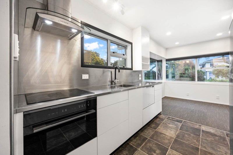 6 Yorkton Rise, Mangere Bridge, Auckland - Carousel 2