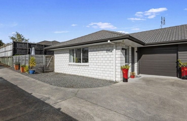 24 Benmore Crescent, Pyes Pa, Tauranga - Carousel 1
