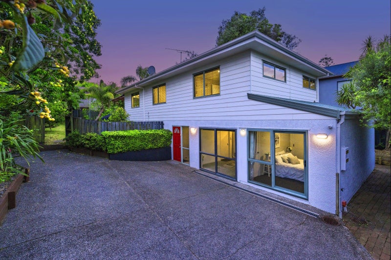 2/8 Tallington Crescent, Torbay, Auckland - Carousel 1