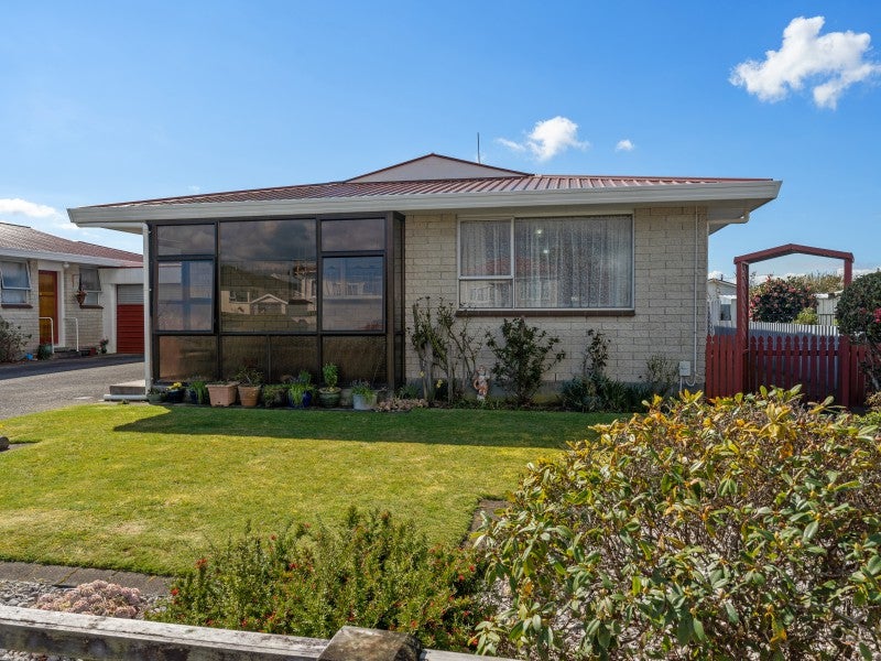 84 Broadway, Stratford - Carousel 18