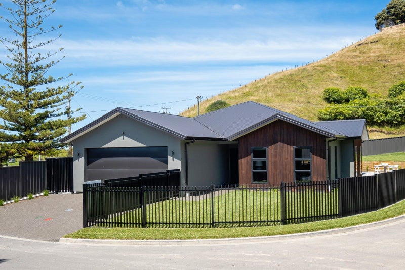 63 Oak Road, Poraiti, Napier - Carousel 1