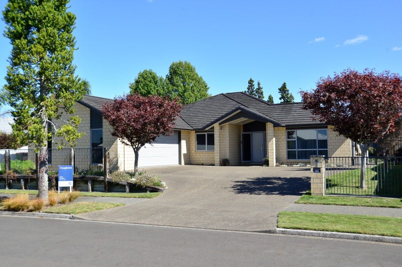 3 Amokura Crescent, Flagstaff, Hamilton - Carousel 1