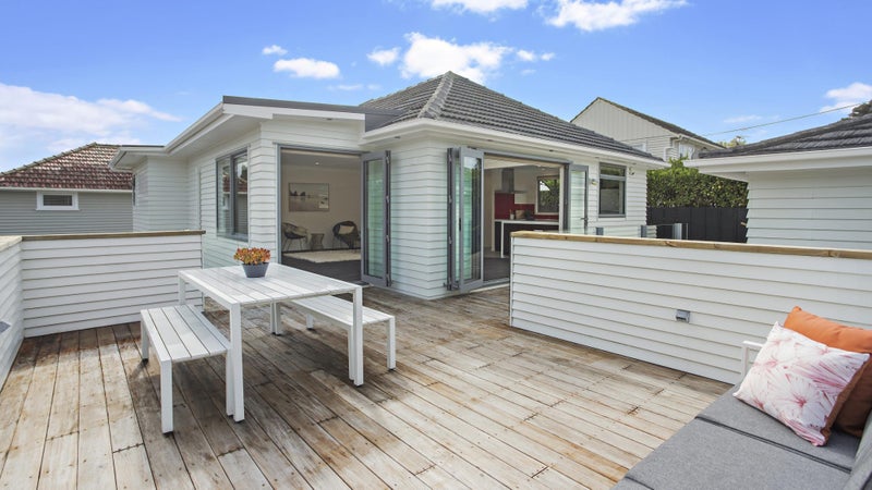 7 Cliff View Drive, Green Bay, Auckland - Carousel 1