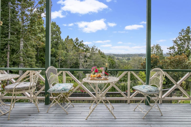 17 Kellys Road, Waiatarua, Auckland - Carousel 1