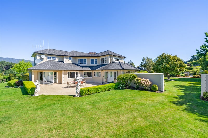 18 Emerald Hill Drive, Birchville, Upper Hutt - Carousel 1