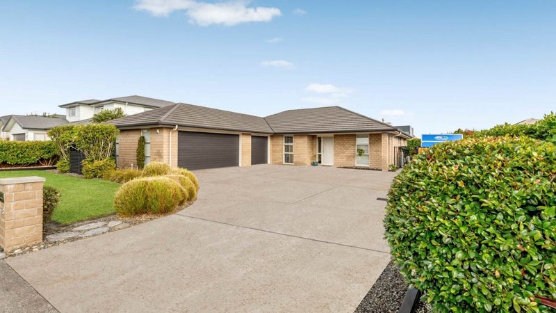18 Defender Crescent, Beachlands, Auckland - Carousel 1