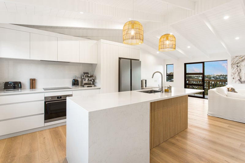 1/4 Danbury Drive, Torbay, Auckland - Carousel 1