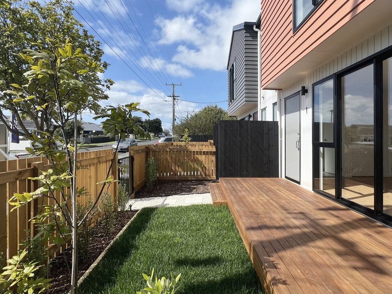 1/17 Rewarewa Road, Te Atatu Peninsula, Auckland - Carousel 2