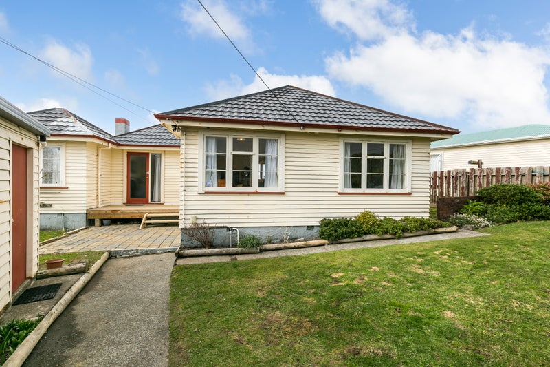 18 Ruskin Road, Newlands, Wellington - Carousel 1