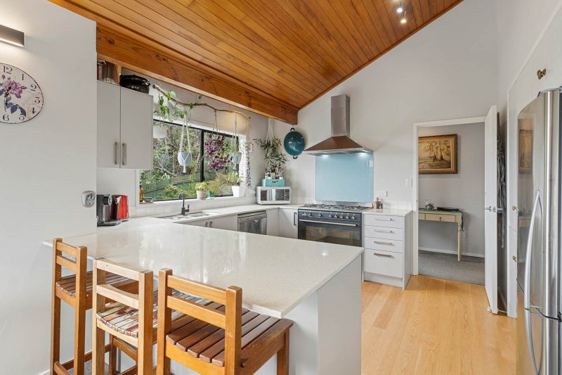 1/10 Tiri View Place, Waiake, Auckland - Carousel 2