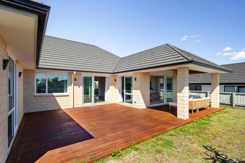 13 Rose Berry Crescent, Flagstaff, Hamilton - Carousel 2