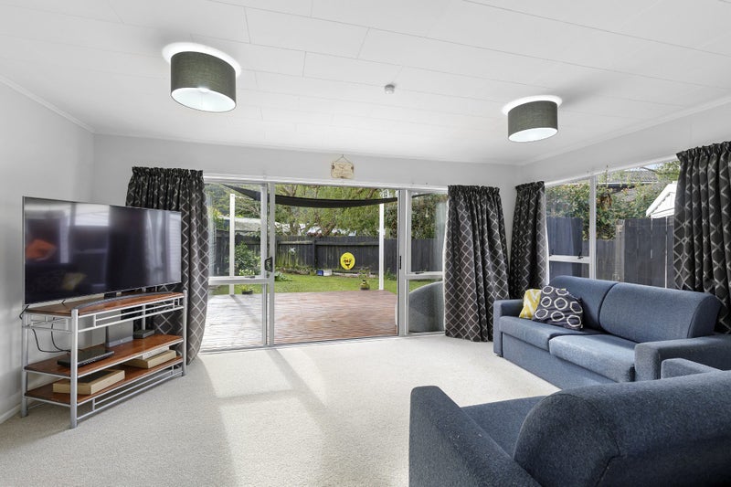 1/4 Beryl Grove, Birchville, Upper Hutt - Carousel 1