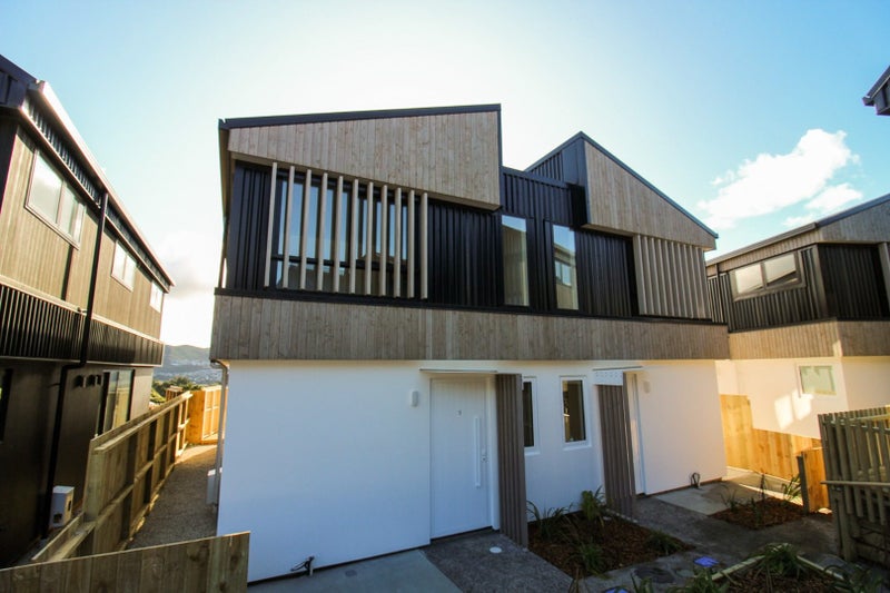 6 Bushland Grove, Paparangi, Wellington - Carousel 2