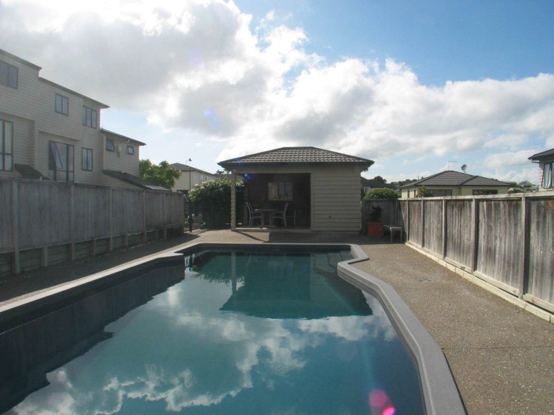 51/22 Northcross Drive, Oteha, Auckland - Carousel 1