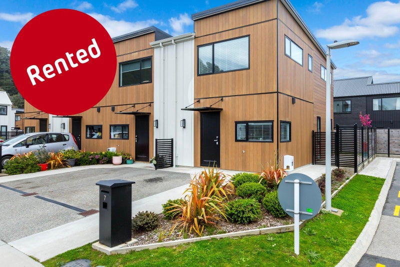 7 Reakes Crescent, Wallaceville, Upper Hutt - Carousel 1