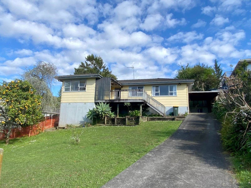 4 Kama Place, Sunnynook, Auckland - Carousel 1