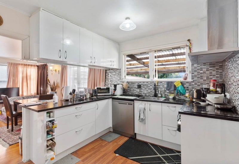 10 Latham Avenue, Pakuranga, Auckland - Carousel 2
