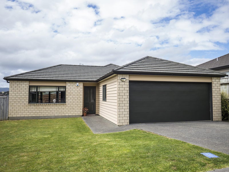 33 Staithes Drive North, Whitby, Porirua - Carousel 1