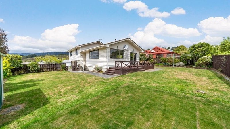 32 Seymour Grove, Kingsley Heights, Upper Hutt - Carousel 1