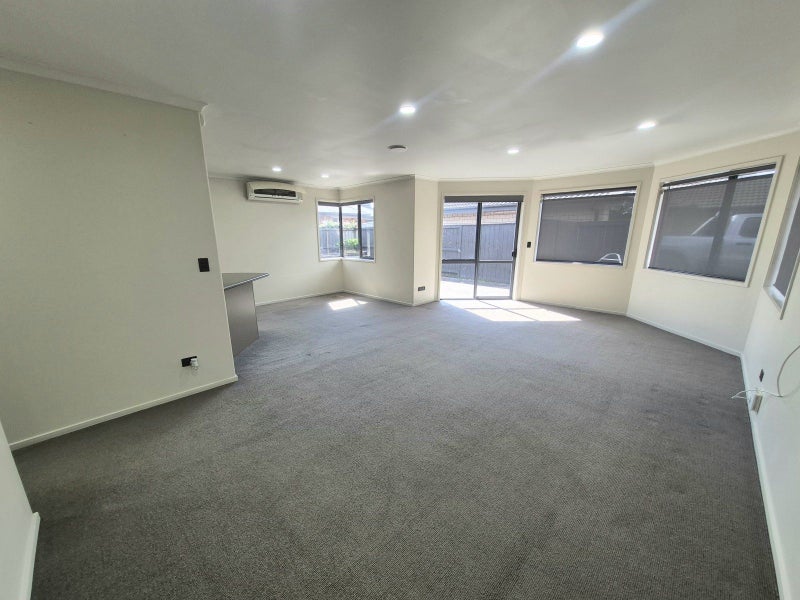 12 Camberley Way, Huntington, Hamilton - Carousel 2