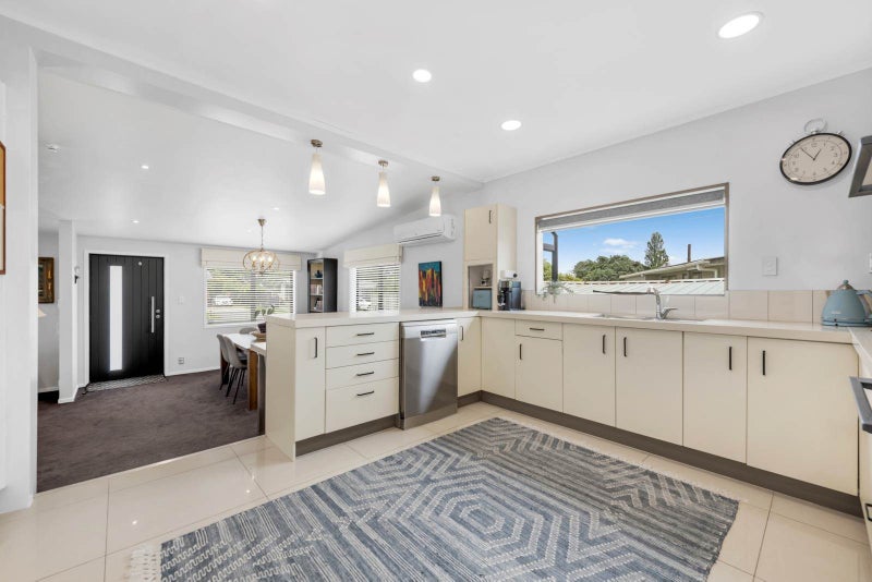 10 Fourth View Avenue, Beachlands, Auckland - Carousel 2