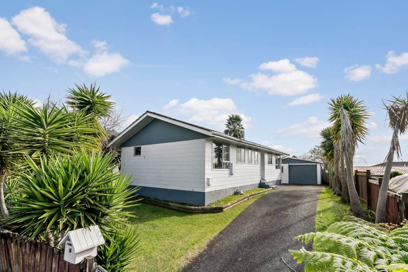 7 Dorendia Place, Clendon Park, Auckland - Carousel 1