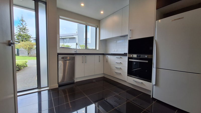 9/2 Stone St, Miramar, Wellington - Carousel 2
