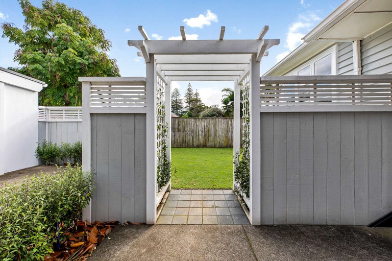 16A Erima Avenue, Point England, Auckland - Carousel 2